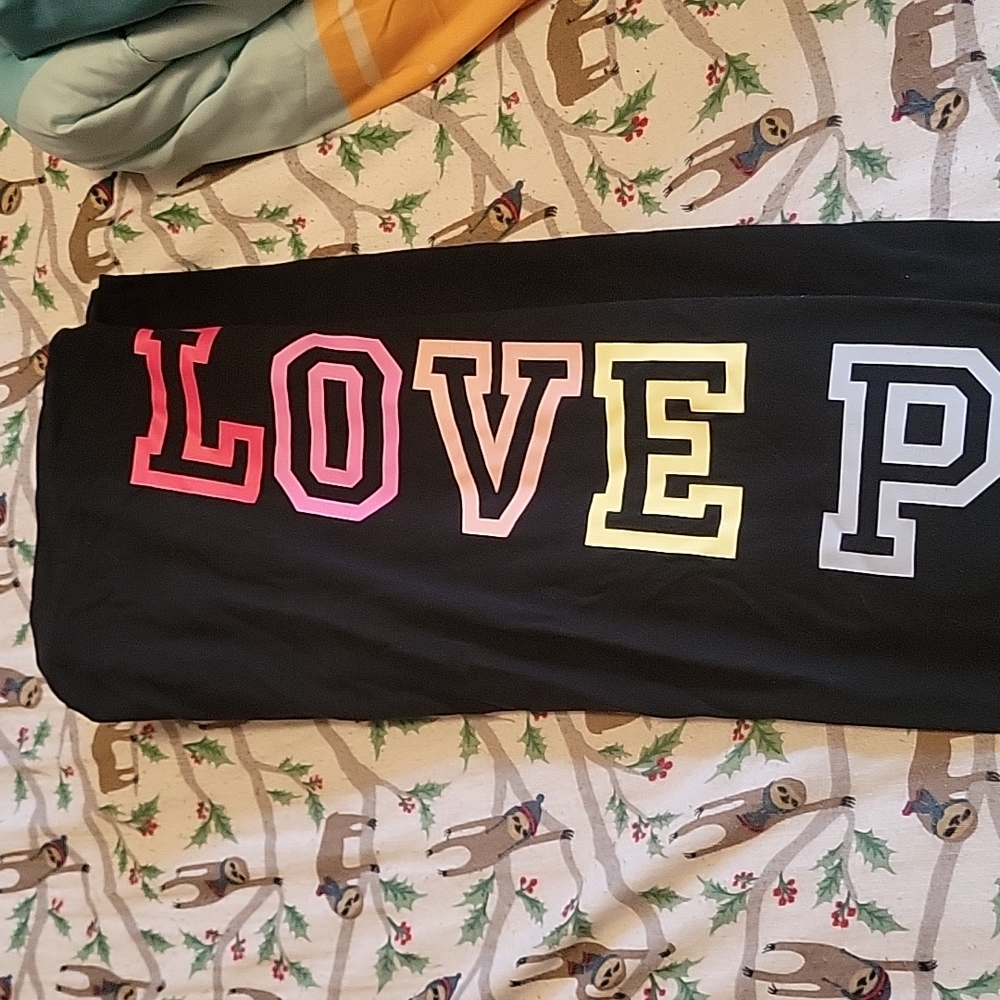VS PINK high-waisted Leggings.